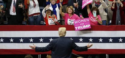 La audiencia aplaude al presidente Donald Trump al llegar a un mitin en Chattanooga (Tennessee) el pasado domingo.