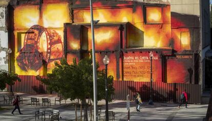 L'artista Roc Blackblock ha tenyit de vermell i groc una paret de Montjuïc.