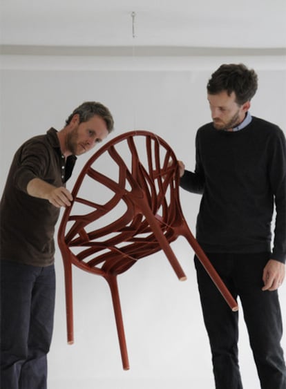 Ronan (izquierda) y Erwan Bouroullec con la silla <i>Vegetal.</i>