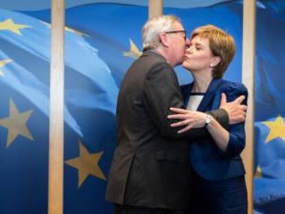 El presidente del Consejo Europeo, Jean Claude Juncker y la ministra principal de Escocia, Nicola Sturgeon, este miércoles en Bruselas