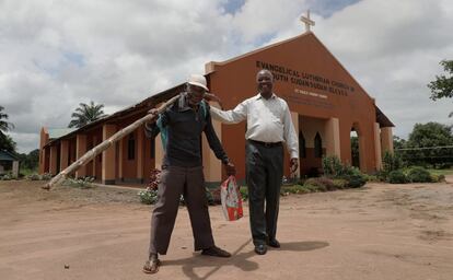 O reverendo Elinama Jacob Bisij, na sede da igreja evangelica luterana de Yambio, é um dos mediadores no conflito entre governo e milícia opositora.