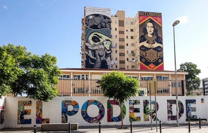 Murales de D*Face y Shepard Fairey (derecha) en el Soho malagueño.