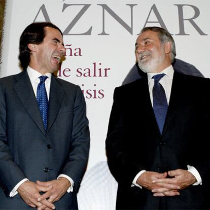 José María Aznar (izquierda), con Jaime Mayor Oreja, en la presentación del libro del ex presidente.