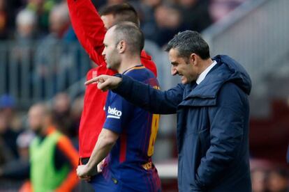 Iniesta, antes de reemplazar a Dembélé ante el Athletic.