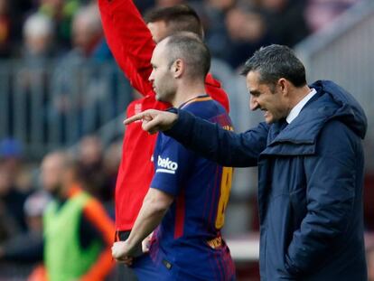 Iniesta, antes de reemplazar a Dembélé ante el Athletic.