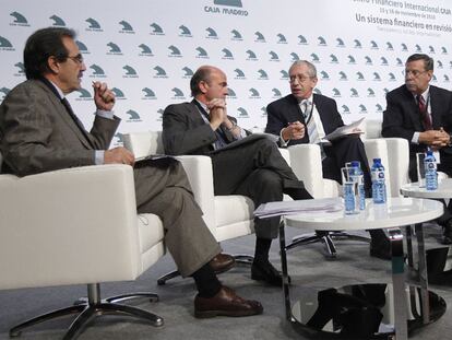De izquierda a derecha, Emilio Ontiveros (AFI), Luis de Guindos (IE-PWC), José Manuel Calvo (EL PAÍS), José Folgado (alcalde de Tres Cantos) y Francisco Pérez (Univ. de Valencia)