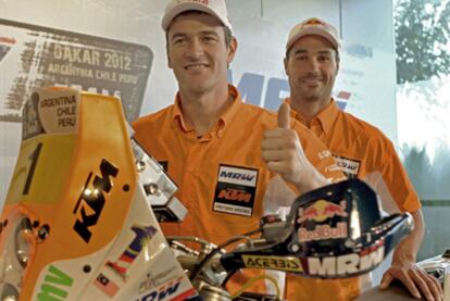 Marc Coma, tricampeón del Dakar y cuatro veces campeón del mundo, junto a su compañero Joan Pedrero en la presentación hoy del equipo con el que intentará revalidar el título en el próximo Dakar