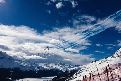 El equipo acrobático PC-7 de la Fuerza Aérea Suiza lleva a cabo diversas acrobacias durante el Campeonato del Mundo de esquí alpino, en St Moritz (Suiza).