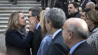 La dona del president Mas, Helena Rakosnik, fa un petó al seu marit quan arriba al TSJC.