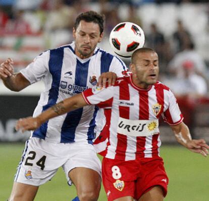 Albert Crusat (dcha) lucha un balón con Alberto de la Bella