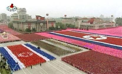 Unos 20.000 soldados de Tierra, Mar y Aire han desfilado por Pyongyang ante la mirada de su líder, Kim Jong Il.