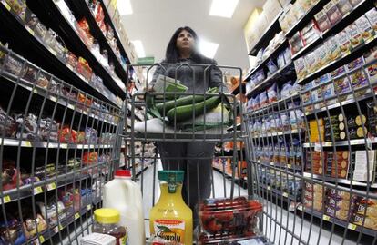 Una clienta hace la compra en un supermercado Walmart.