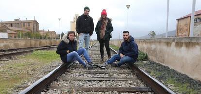 31/10/2018 Llerena (Badajoz). vías del tren con la traviesas de madera. Manuel Toro, Antonio Alcaide, Marta Sevilla y Claudio Millán, jóvenes vecinos del pueblo