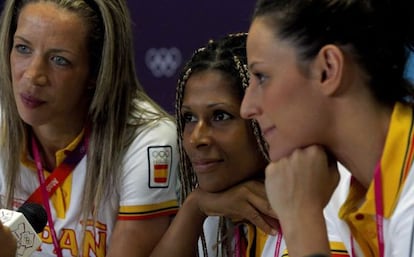 Bego&ntilde;a Fern&aacute;ndez (i), Marta Mangu&eacute; y Macarena Aguilar (d)