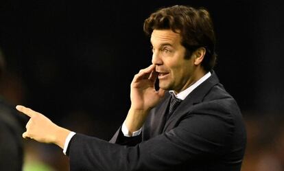 Santiago Solari da indicaciones en Balaídos.