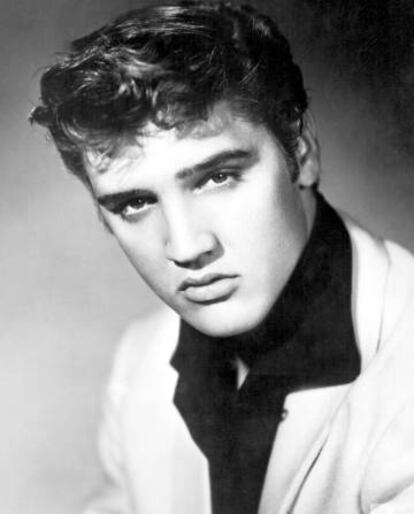 El Rey del Rock.
 Elvis Aaron Presley murió en 1977, a los 42 años, en la cima de su carrera, y desde entonces, como sucede a menudo con los mitos, se especula con que quizá siga vivo en alguna parte. Puede que incluso asista a los encuentros de imitadores de Elvis tan frecuentes en Estados Unidos. Con esta premisa, unida al cuento Wakefield, del escritor del siglo XIX Nathaniel Hawthorne, Antonio Orejudo arma un original relato sobre el mito para esta serie estival. 