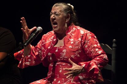 La cantaora y bailaora Tía Juana la del Pipa, durante el espectáculo 'Al arte de su vuelo. XX Edición' en el Teatro Maestranza de Sevilla, el 27 de septiembre.