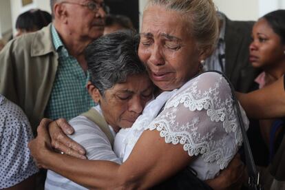 Compañeras de trabajo lloran mientras llega el féretro con el cuerpo del concejal Fernando Albán al Palacio Legislativo, en Caracas (Venezuela).