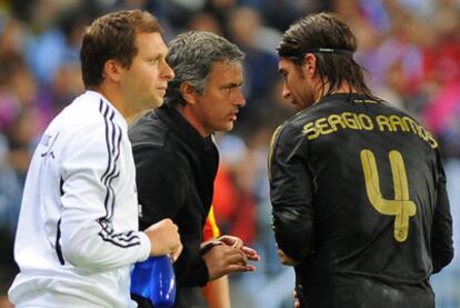 Sergio Ramos recibe instrucciones de Mourinho durante el partido contra el Málaga, el sábado pasado.