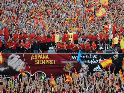 Miles de aficionados animan en la plaza de Colón de Madrid en una explosión de color rojo durante el desfile de la selección española de fútbol tras la victoria en la Eurocopa de 2008.