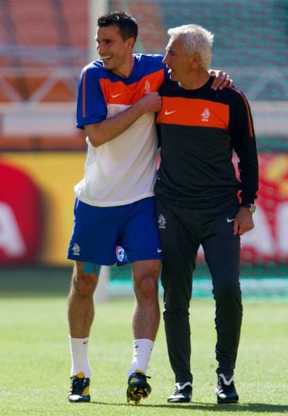 Van Persie abraza al seleccionador, Van Marwijk.