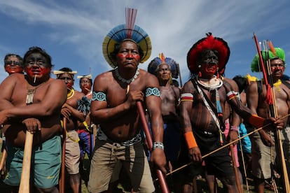 Los nativos brasileños bailando una danza ritual durante una protesta contra una enmienda constitucional que pondría la demarcación de tierras indígenas en manos del Congreso, frente al Congreso Nacional de Brazilx92s, en Brasilia, Brasil.