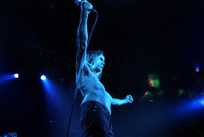Recital de Iggy Pop y su banda, los Stooges, anoche en la sala La Riviera.