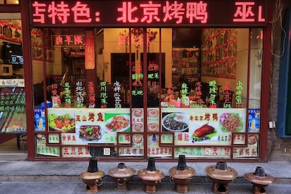 Vista exterior de un restaurante tradicional en las calles del distrito de Dashilan, en Pekín.