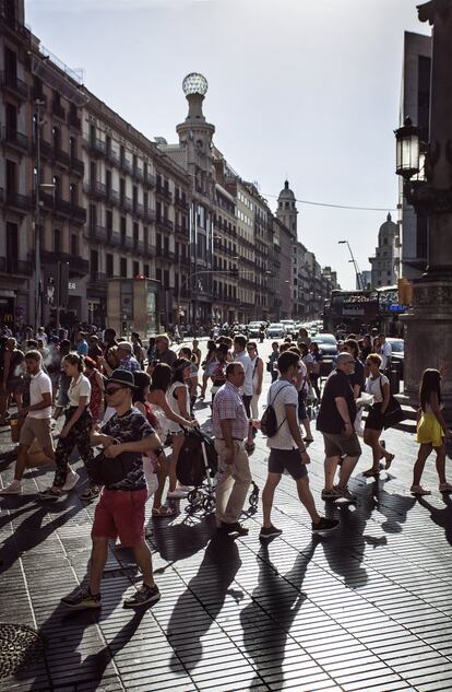 El terrorista entró por la calle Pelayo y se introdujo en La Rambla a la altura de la boca de metro. En aquel momento La Rambla carecía de bolardos. Meses después, el Ayuntamiento de la ciudad los colocó en puntos estratégicos.