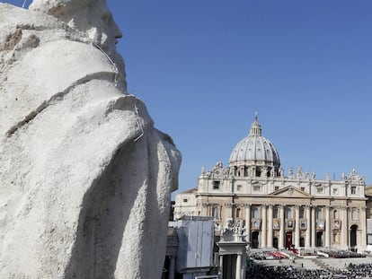 Vista da praça de São Pedro no Vaticano, durante uma missa em 2012.