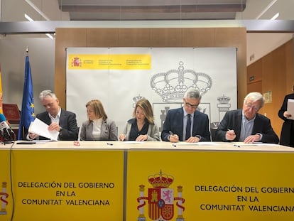 La ministra de Agenda Urbana, Raquel Sánchez; el vicepresidente y consejero de Vivienda, Héctor Illueca; la delegada del Gobierno, Pilar Bernabé; el secretario general de Vivienda, David Lucas, y el alcalde de València, Joan Ribó, este lunes.