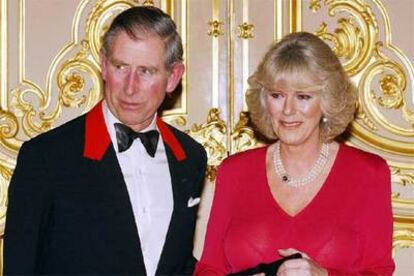 Carlos de Inglaterra y Camilla Parker Bowles acuden juntos a cenar al castillo de Windsor tras anunciar su próximo enlace.