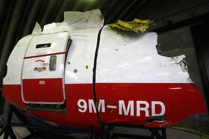 La detonación del misil causó en un primer momento la muerte de tres miembros de la tripulación, así como daños estructurales en la parte delantera del avión, lo que provocó que el artefacto se partiese en el aire y se estrellase.