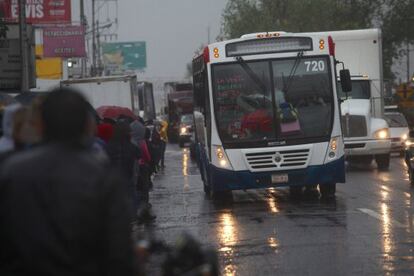 Un autobús esta tarde en Guadalajara.