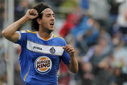 Parejo celebra el primer gol del partido.