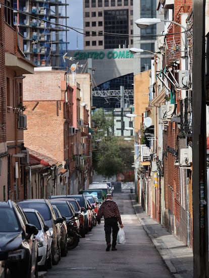 Un hombre pasea en el barrio de San Diego (distrito de Puente de Vallecas).