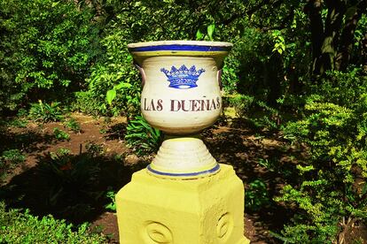 Una de las macetas específicamente realizadas para el palacio, ubicada en el jardín arqueológico que el padre de Cayetana de Alba creó en el palacio con piezas de una colección de Carlos Miguel, 14º duque de Alba.