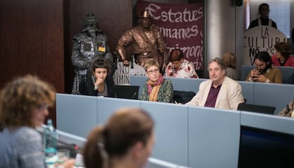 Estatuas humanas de las Ramblas en el Ayuntamiento de Barcelona.  