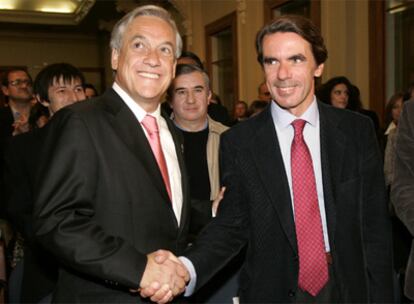 Sebastián Piñera (izquierda), junto al ex presidente español José María Aznar, ayer en Santiago.