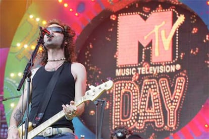 MTV España ha celebrado el miércoles en Madrid la tercera edición del festival MTV Day, que ha contado con las actuaciones de Shakira, Bunbury, Simple Plan, Orishas, Pereza y el Sueño de Morfeo y que destinará parte de los beneficios a Unicef. En la imagen, el vocalista del grupo Pereza durante su actuación.