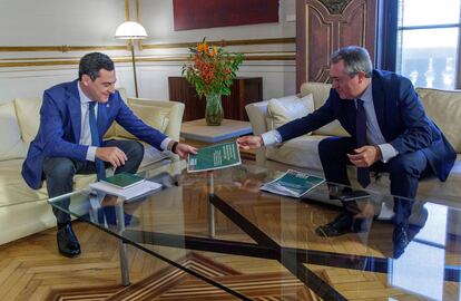 El presidente de la Junta de Andalucía, Juan Manuel Moreno (izquierda), este viernes junto al líder del PSOE andaluz, Juan Espadas, en San Telmo.