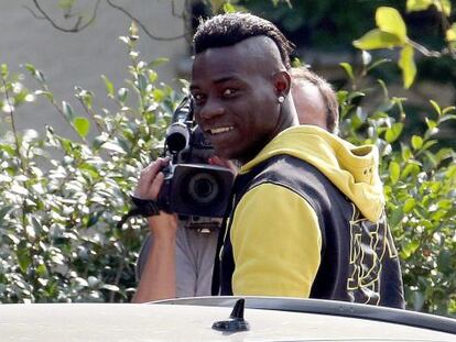 Balotelli a su llegada a Mil&aacute;n.