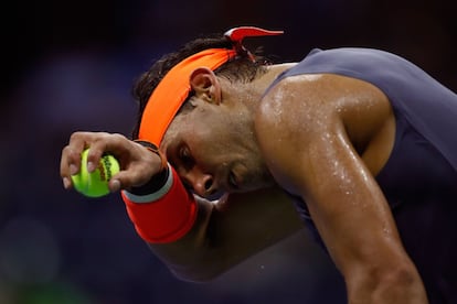 Nadal se seca el sudor antes de su servicio durante el partido de cuartos de final frente a Thiem. 