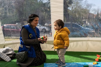 Olha desempeña la labor de psicóloga en el grupo. Es la líder innata del colectivo de voluntarios apoyados por Unicef en su ciudad. La unidad está compuesta por un médico, una trabajadora social, una abogada y un conductor. Desde el inicio de la guerra se han hecho amigos. "Estamos unidos por el deber de ayudar a nuestra gente", admiten. Son una piña y cada noche, antes de dormir, todos siguen los consejos y la coordinación de Olha en su grupo de WhatsApp.