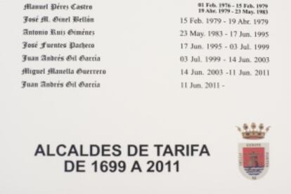 Detalle de un cuadro del Ayuntamiento de Tarifa, donde se graban los nombres de los alcaldes.