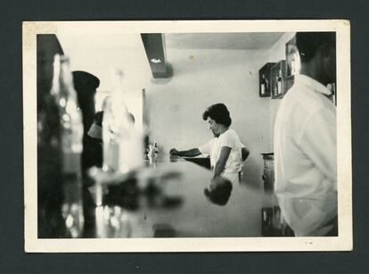 Nori Robles trabajando en el bar familiar en Barrio de Nuestra Señora (1972).