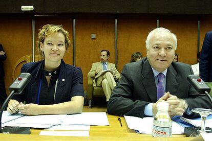 Leire Pajín y Miguel Ángel Moratinos, el pasado julio, en la Comisión Interministerial de Cooperación.