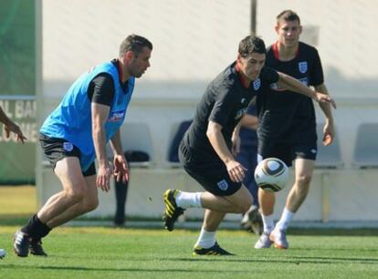 Garreth Barry trata de regatear a Carragher en un entreno de la selección.