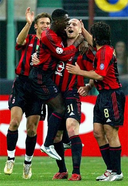 Shevchenko, a la izquierda, Seedorf y Gattuso felicitan a Stam por su gol.