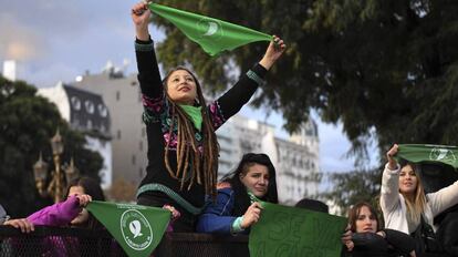 Jovens a favor do aborto legal diante do Congresso argentino